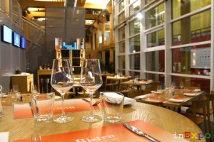 Tavoli e mise en place Café Fairmont ristorante del Padiglione Monaco in Expo