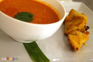 Zuppa speziata di lenticchie rosse e spiedino di pollo ristorante omanita in Expo