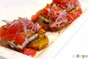 Patacones con filete di atun sellado ristorante dell'Ecuador in Expo